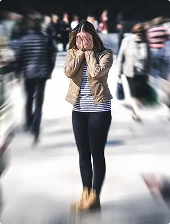 Personne paniquée au milieu d'une foule.